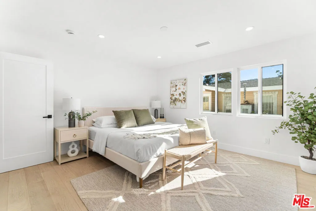 123 N Harvard Boulevard, Los Angeles, California 90004 home-pic-25